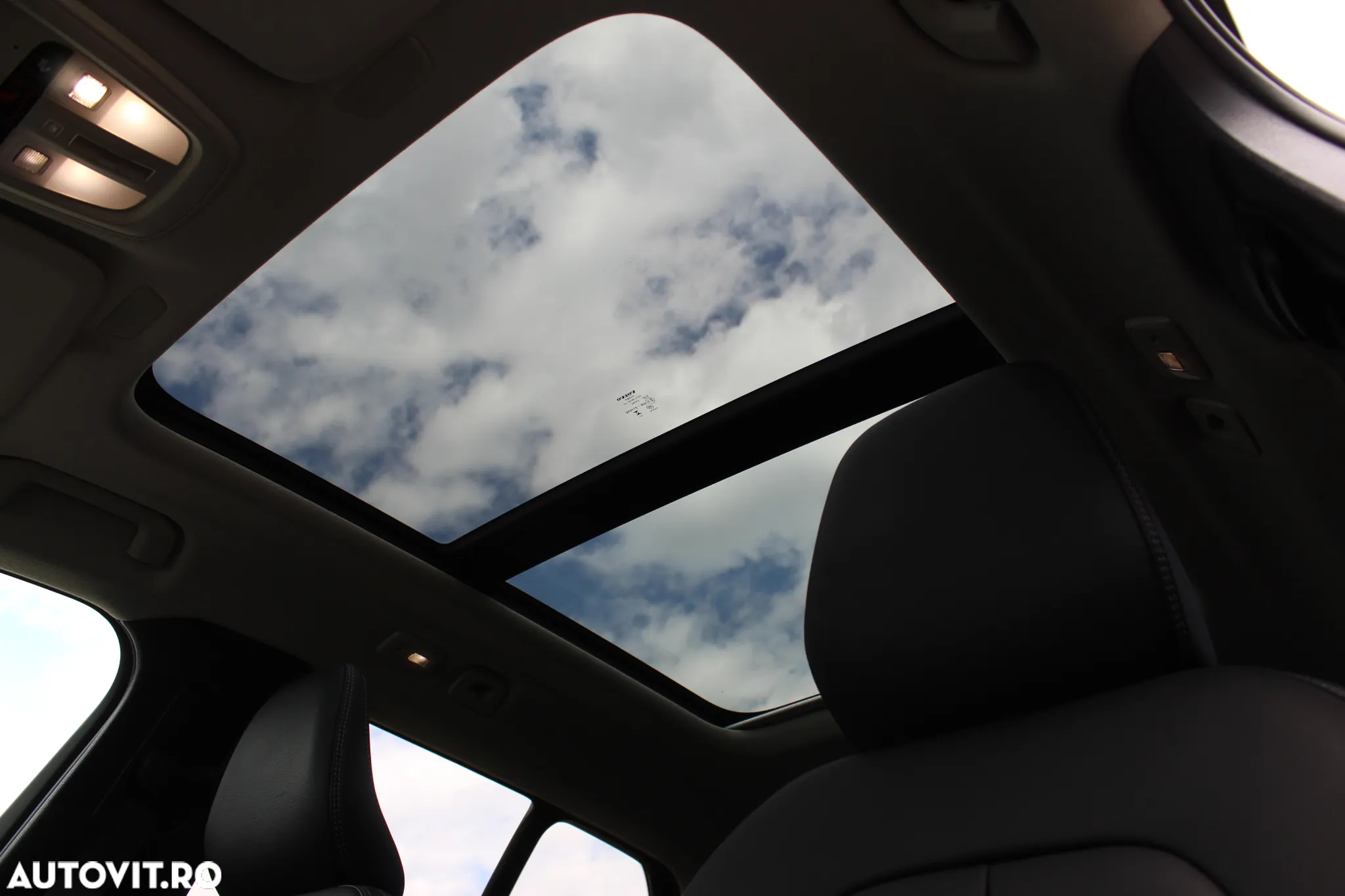 Volvo XC 40 B3 AT FWD MHEV Plus Dark - 33