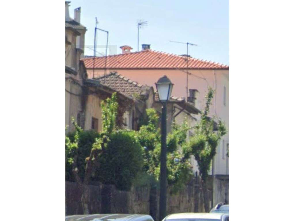 Moradia para recuperar no centro de Guimarães - Grande imagem: 2/8