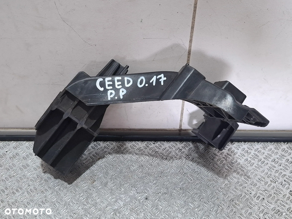 Okular wspornik lampy prwy przód Kia Ceed II 2017 nr ET015E