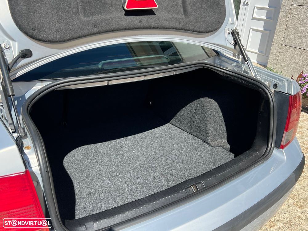 VW Passat 1.9 TDi Confortline - 4