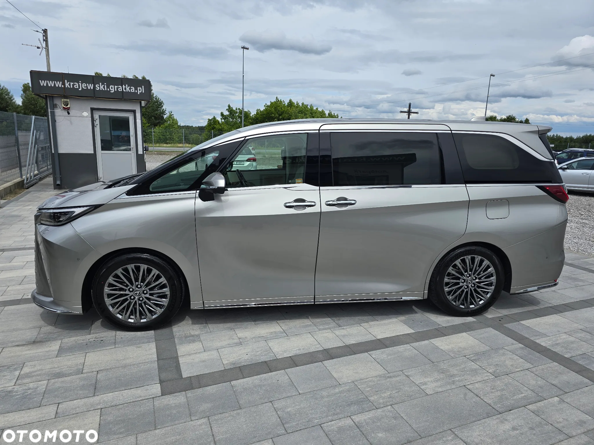 Lexus LM 350h Omotenashi - 9
