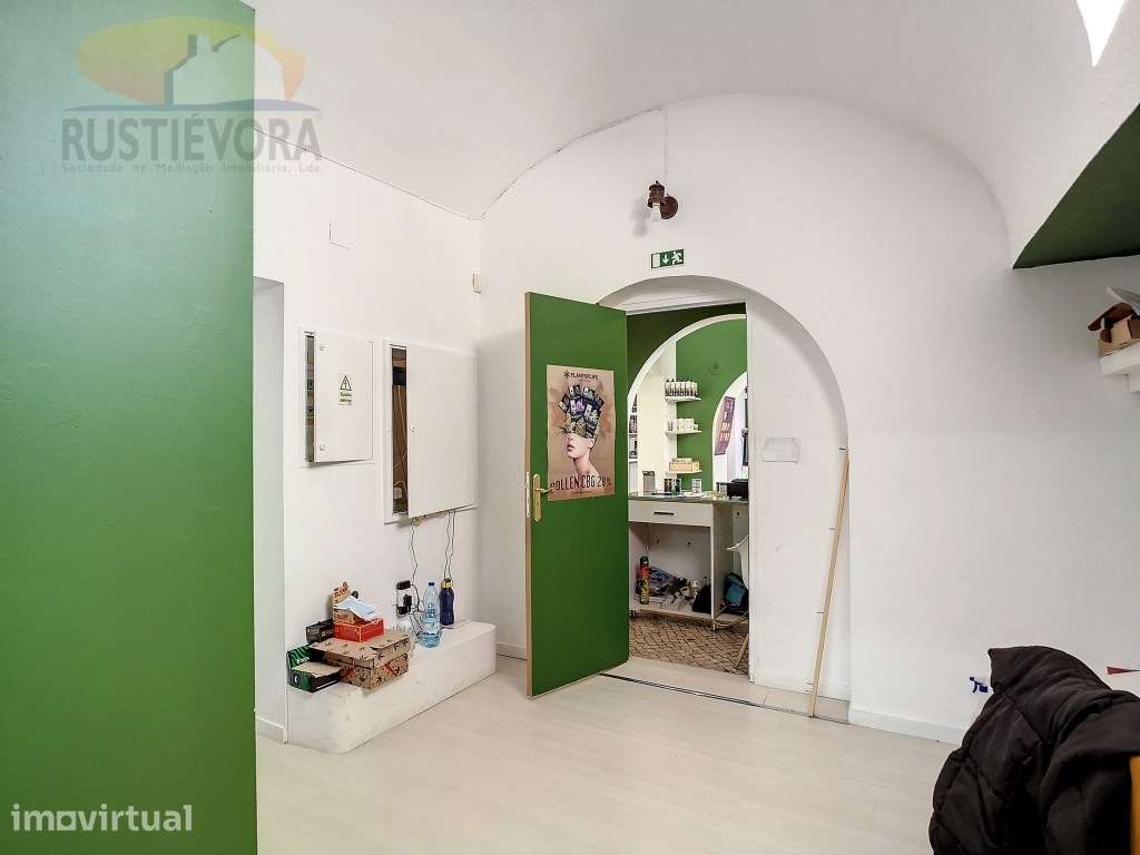 Duas lojas contiguas para venda no Centro Histórico de Évora - Grande imagem: 3/15