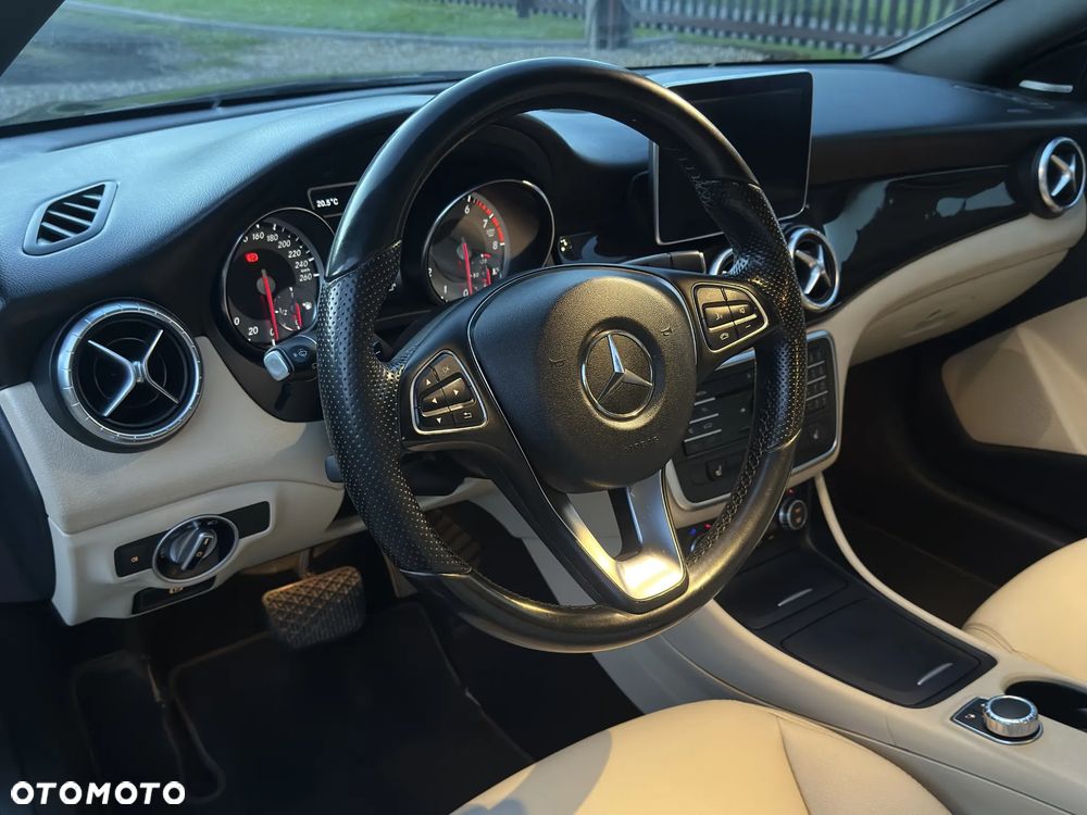 Mercedes-Benz CLA 250 4Matic 7G-DCT AMG Line - 12
