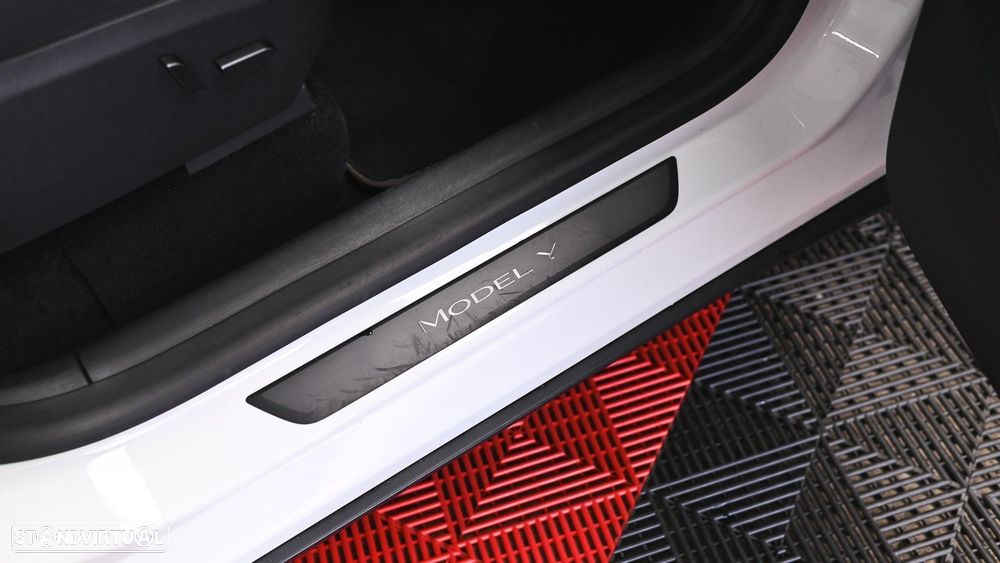 Tesla Model Y Long Range Dual Motor AWD - 31