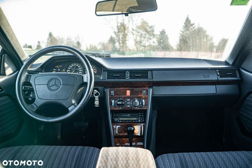 Mercedes-Benz Klasa E 320 - 21