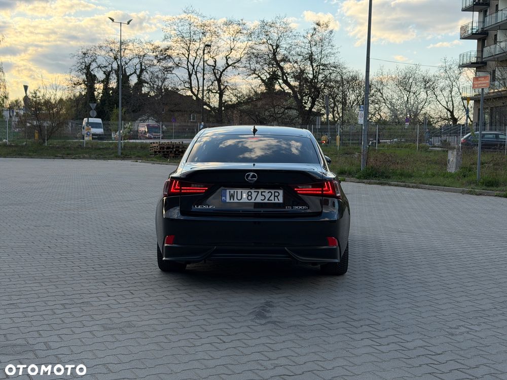 Lexus IS 300h Business Edition - 8