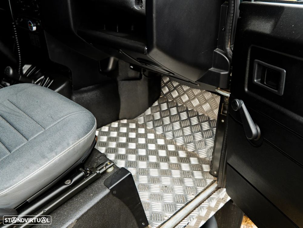 Land Rover Defender - 30