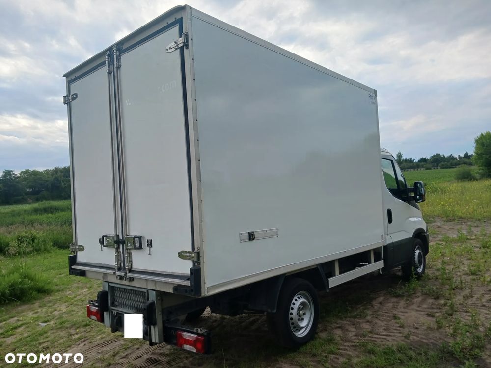 Iveco Daily 35S11 E5 Izoterma 2016r Chłodnia 289 tyś km Mroźnia Agregat zasilanie zew 230V - 17