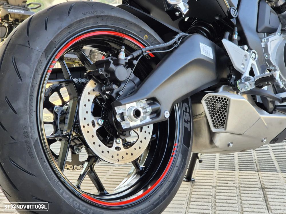 CF Moto 675SR-R - 13