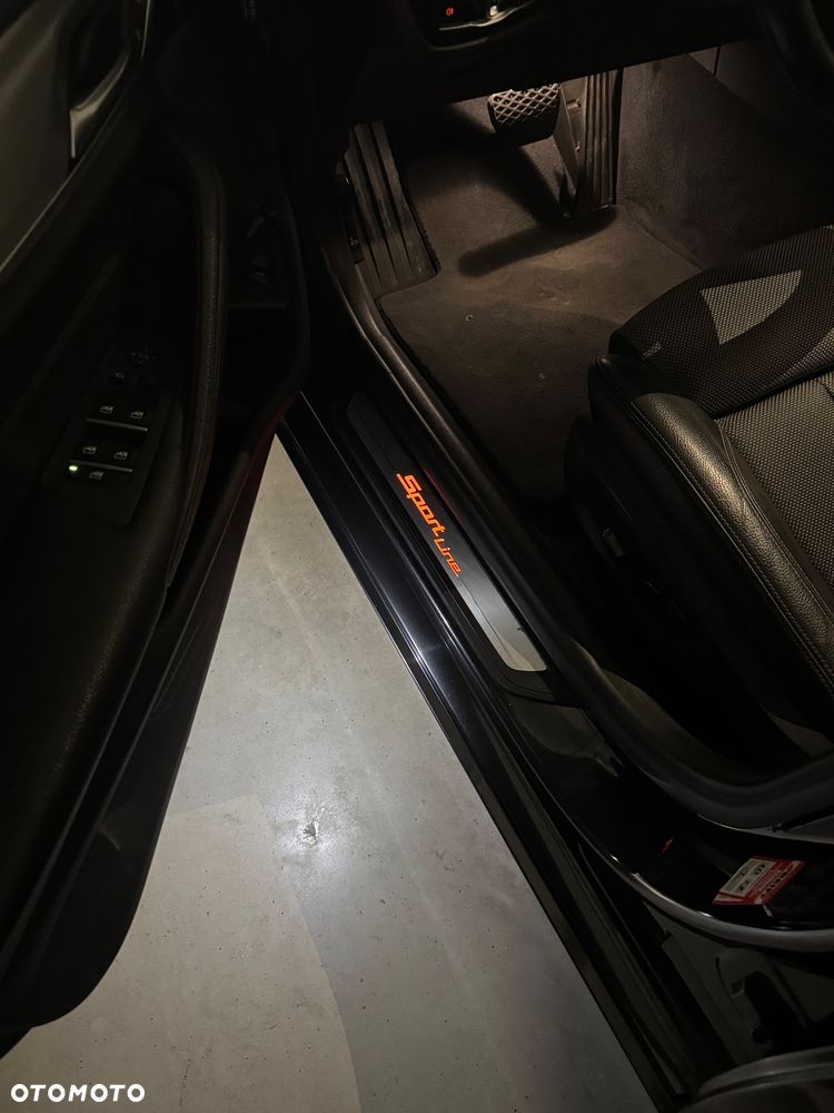 BMW Seria 5 520d Sport Line - 32