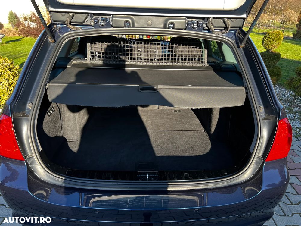 BMW Seria 3 320d DPF Touring - 30