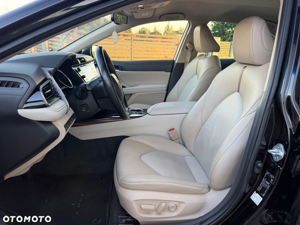 Toyota Camry 2.5 Hybrid Executive CVT - 17