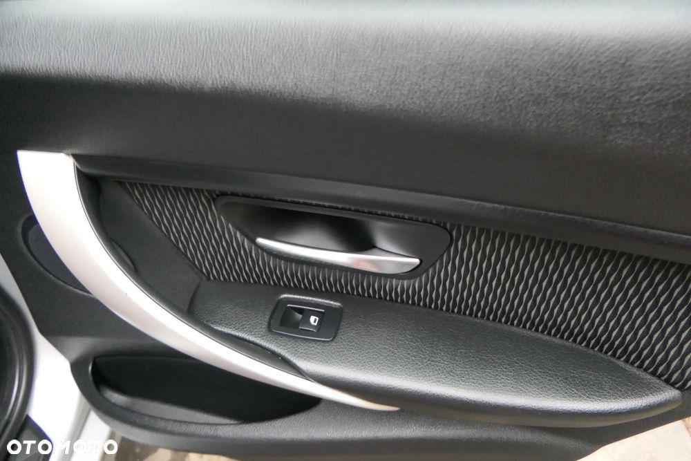 BMW Seria 3 320d Touring xDrive - 28