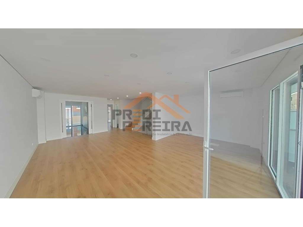 Moradia nova T4+1, situada na Ramada. - Grande imagem: 2/41