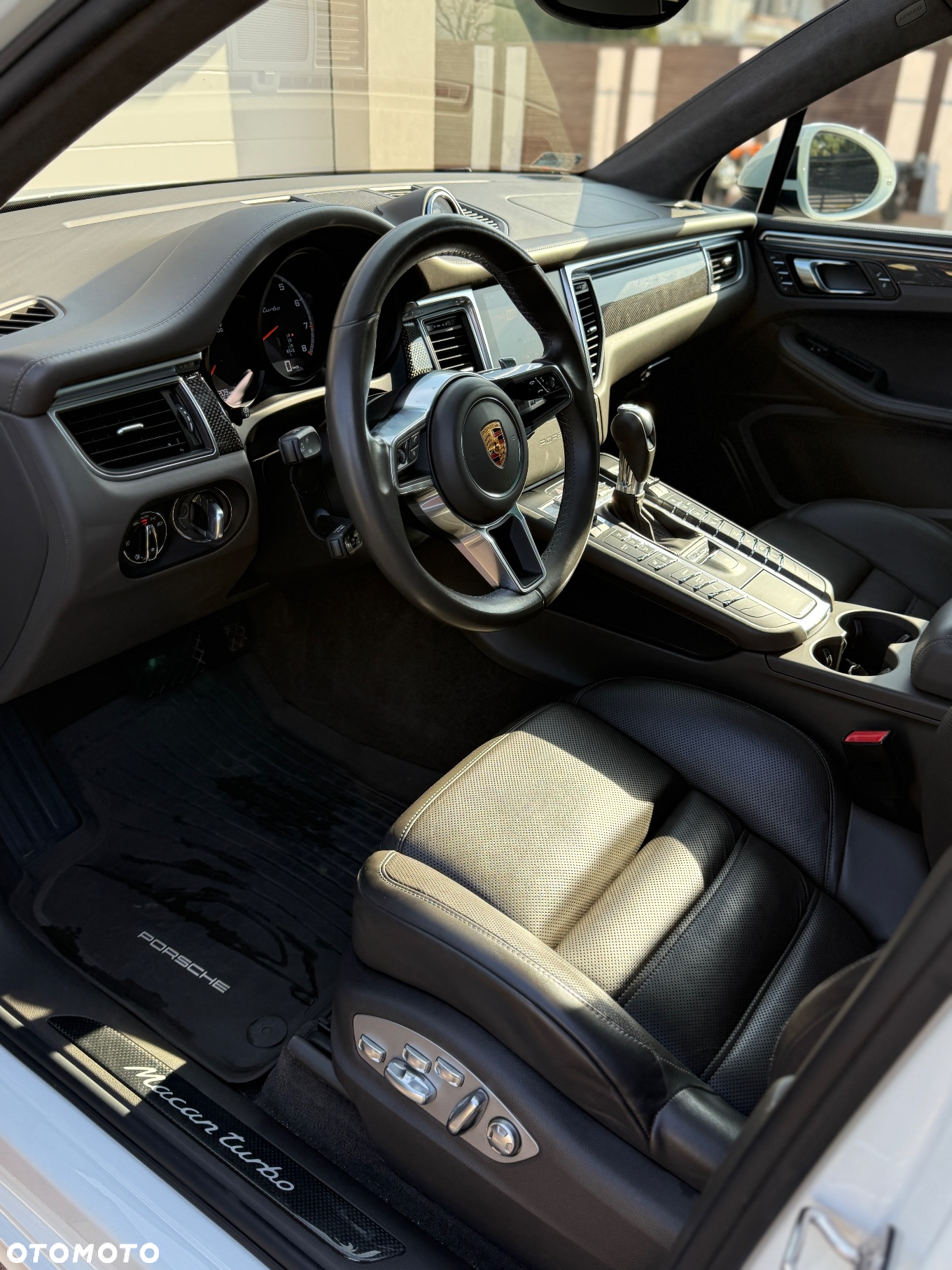 Porsche Macan Turbo - 33