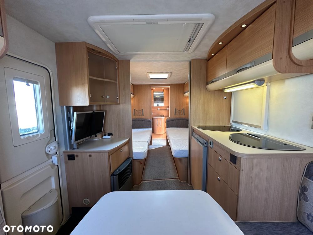 Adria ADORA 542 UT z napędem, nową markizą i dużą łazienką. - 14