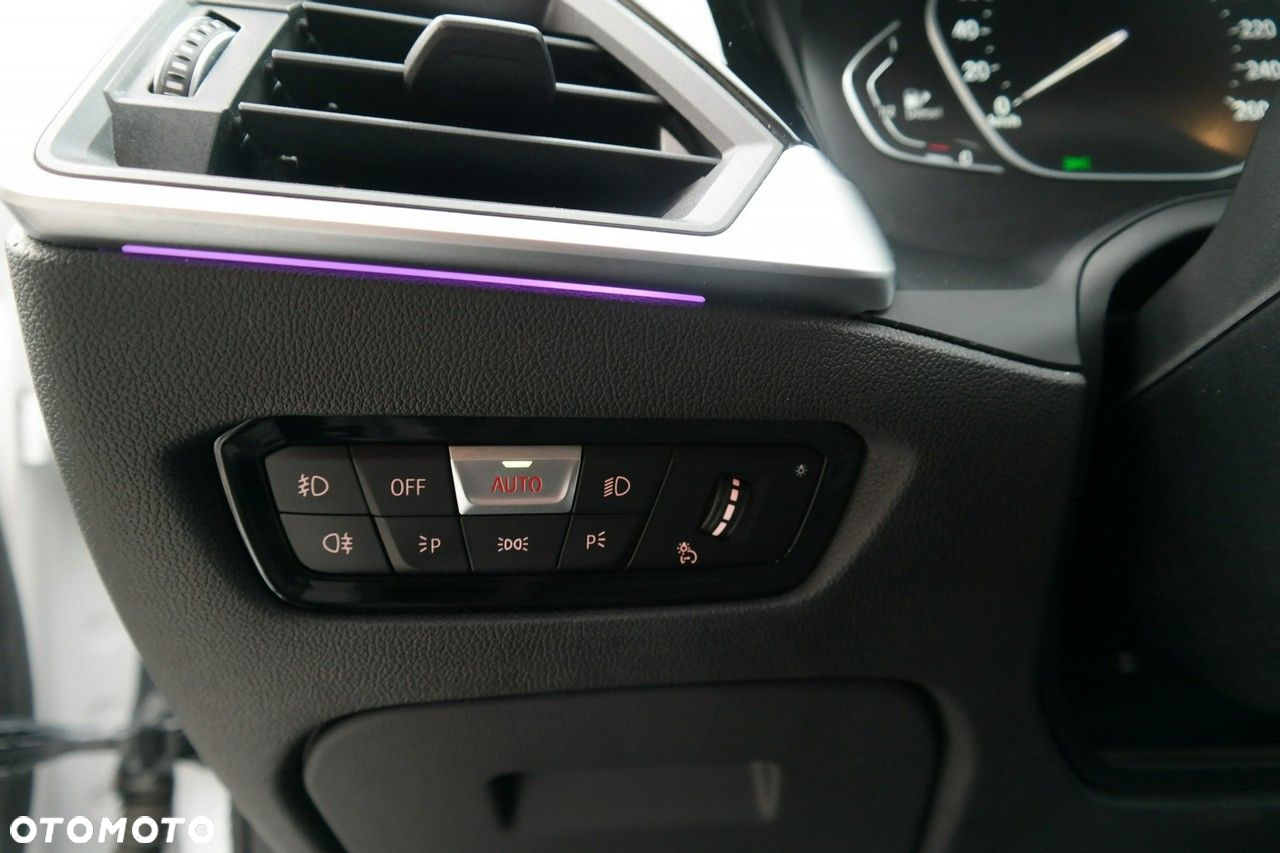 BMW Seria 3 318d Sport Line Shadow - 13