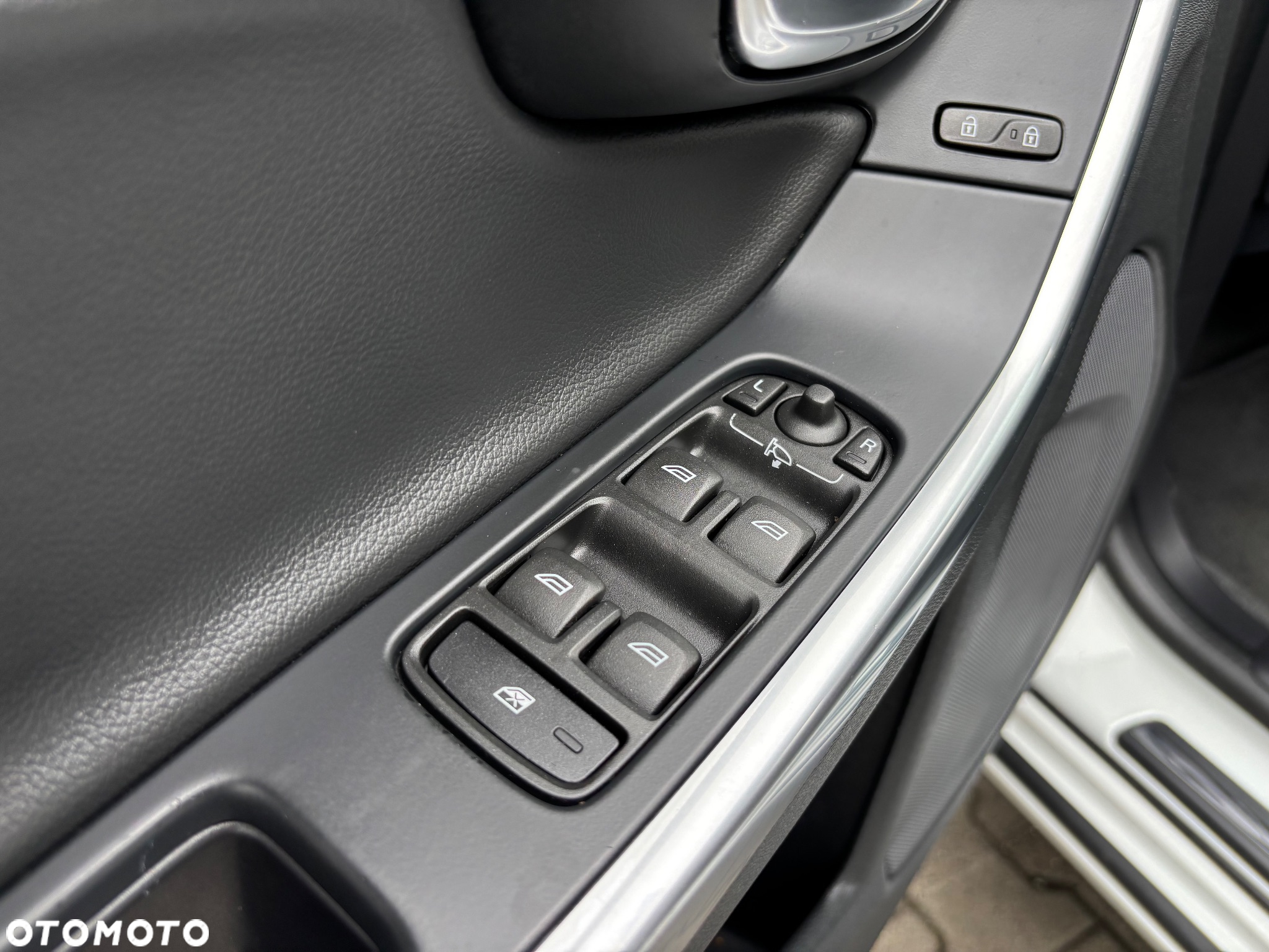 Volvo V60 D4 Drive-E R-Design Kinetic - 23