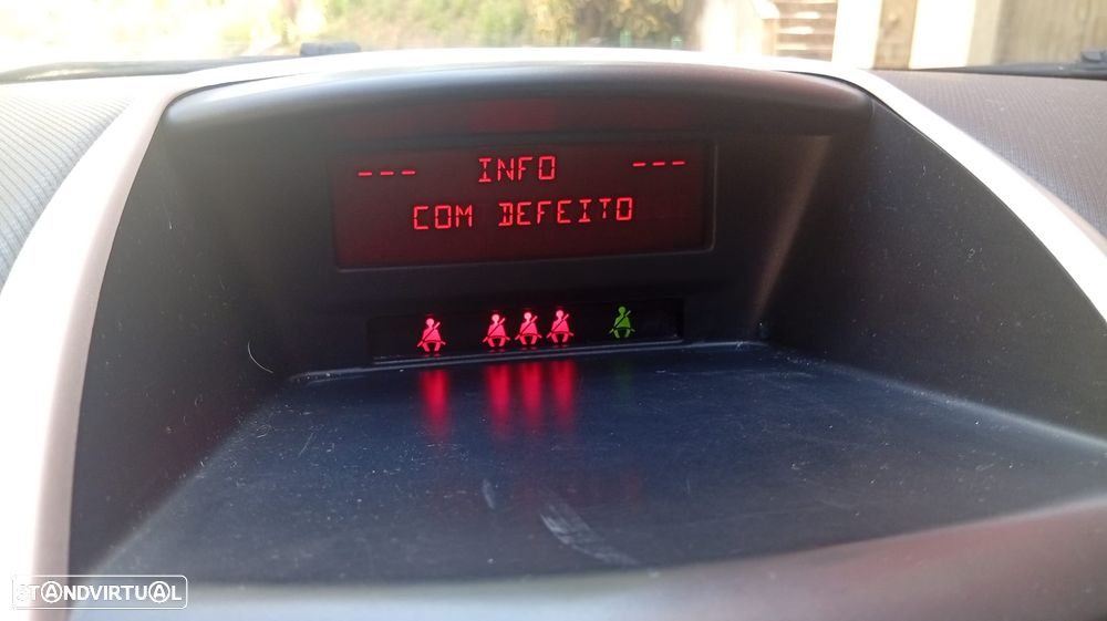 Peugeot 207 1.4 16V Trendy - 12