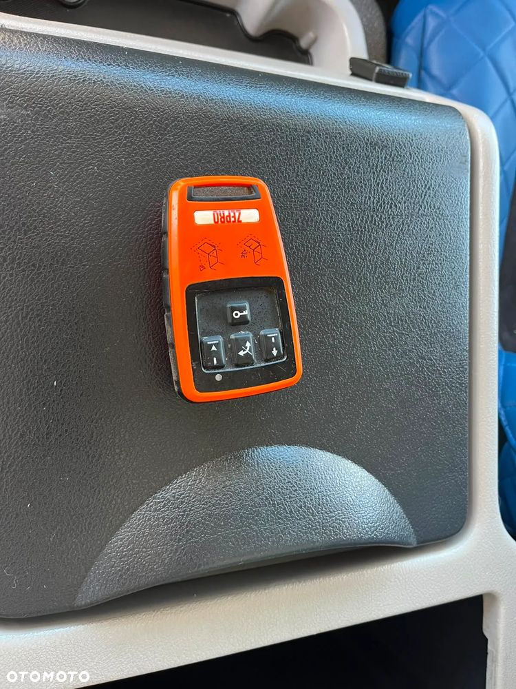 Volvo Dzierżawa izoterma z windą, otwierany bok - 30