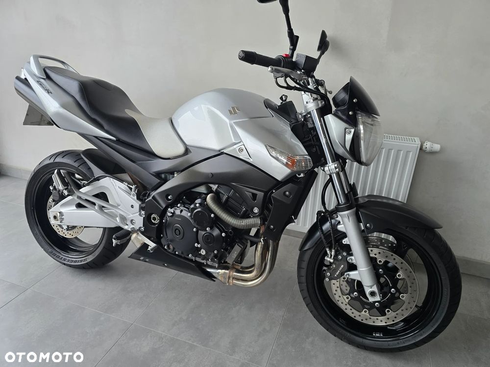 Suzuki GSR - 29