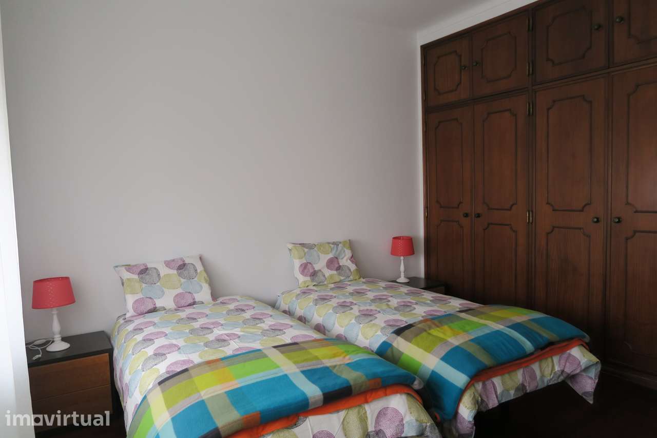 Quarto Individual em Cascais com Mobiliário