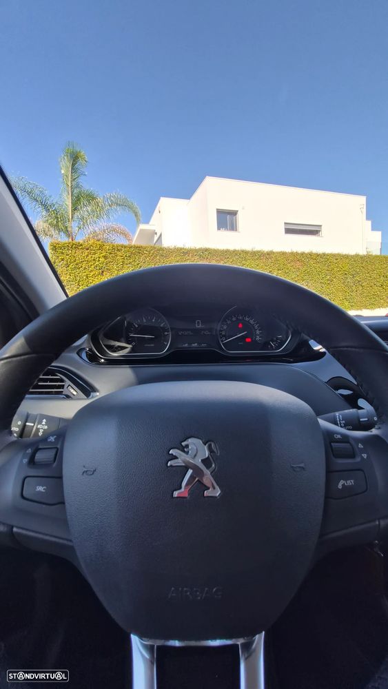 Peugeot 208 1.2 PureTech Signature - 26