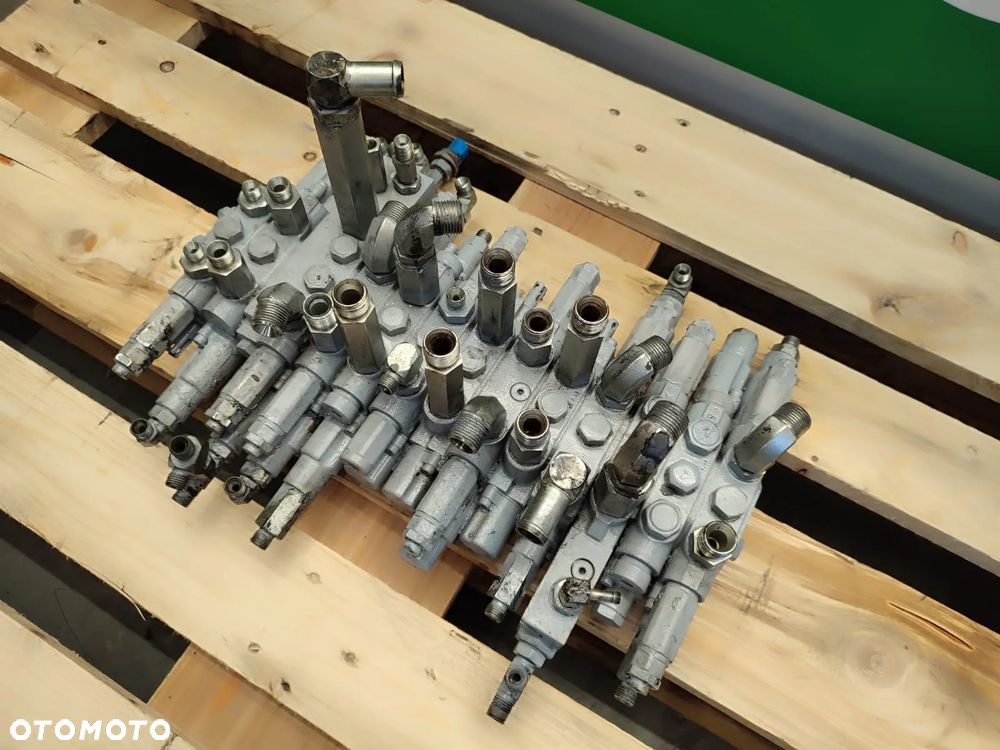 Rozdzielacz hydrauliczny 172B3574120 Yanmar VIO 57 - 3