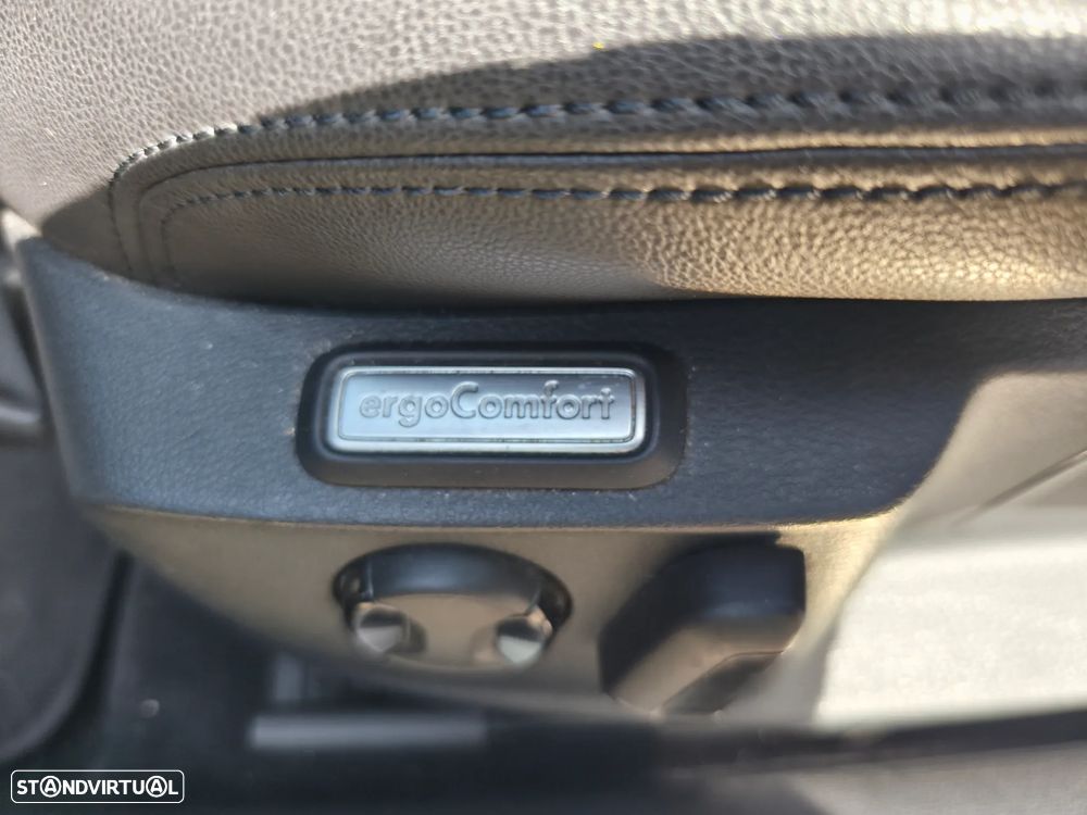 VW Passat Variant 2.0 TDI Highline DSG 4Motion - 26