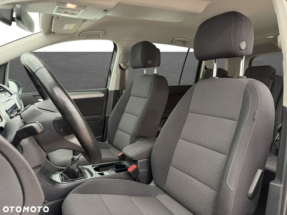 Volkswagen Touran - 11
