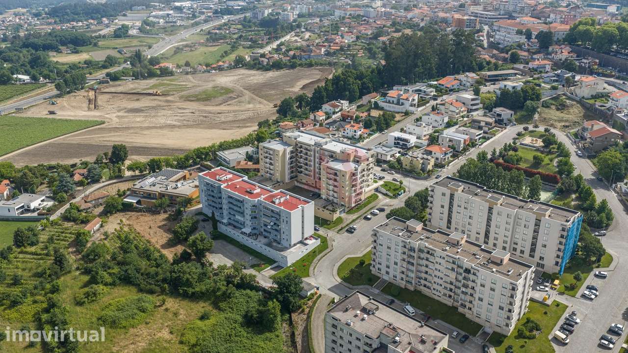 Apartamento T2 Com Duas Frentes e Ótima Exposição Solar no Centro de P - Grande imagem: 2/27
