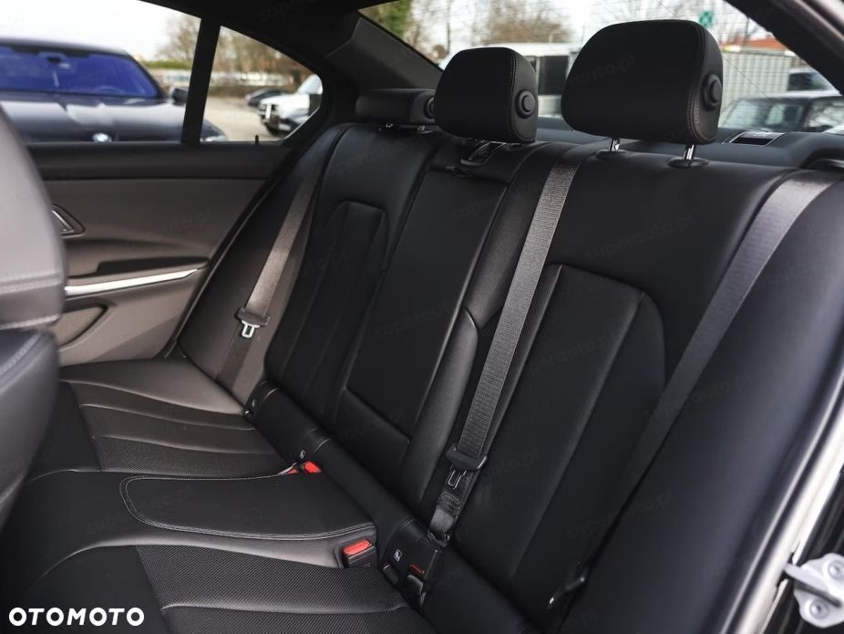 BMW Seria 3 318i M Sport - 13