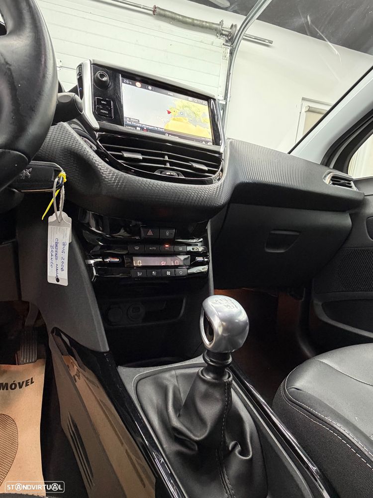 Peugeot 2008 1.2 PureTech Allure - 12