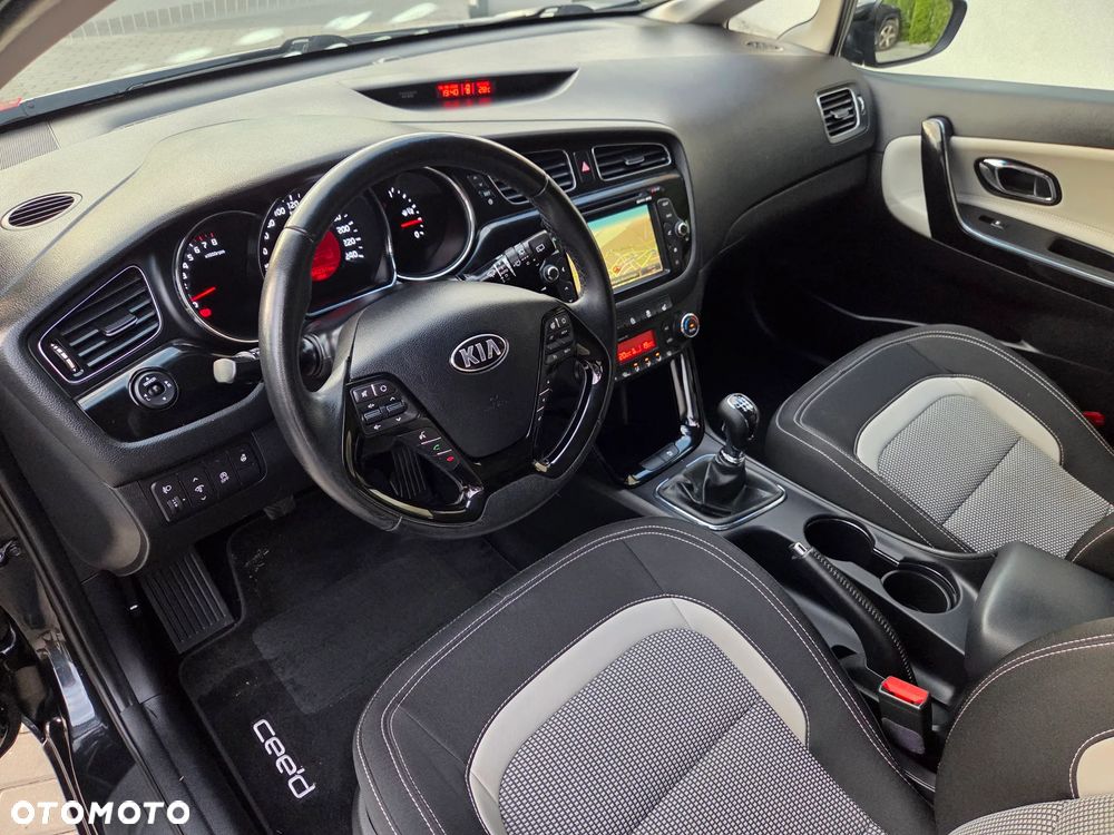 Kia Ceed 1.6 GDI Dream Team Edition - 16