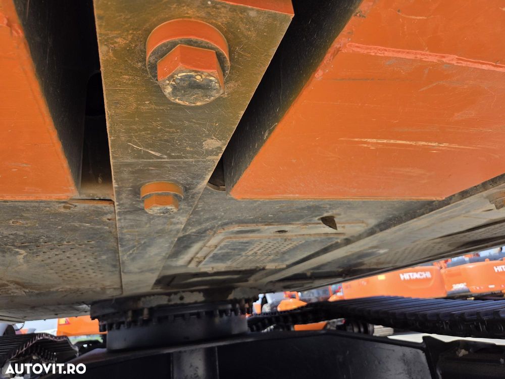 Hitachi 32t, cupa 1,8mc NOUA, 2019, 7.237h, consum mediu 18,6litri/ora, Isuzu 265CP, 3 pompe hidr HITACHI, produs in JAPONIA, lant 80% bun doar 991h deplasare, reviziile facute, inst picon si rotire, antifurt, Ad sapare 8m, AC, leasing 3 ani-PROMOTIE 96.900 - 25