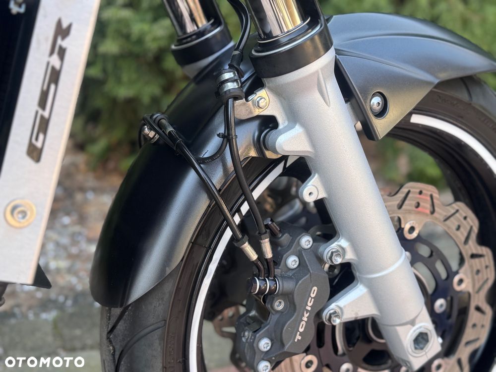 Suzuki GSR - 19