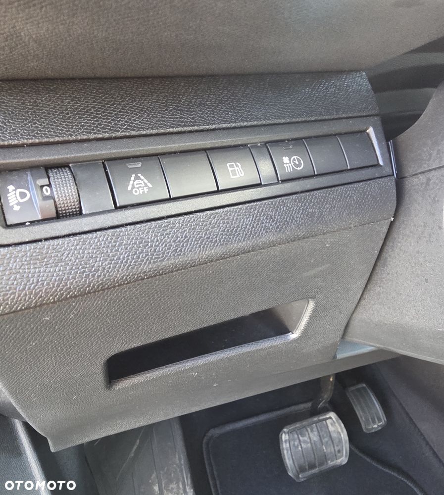 Peugeot 3008 1.6 PureTech Hybrid PHEV Road Trip S&S EAT8 - 11