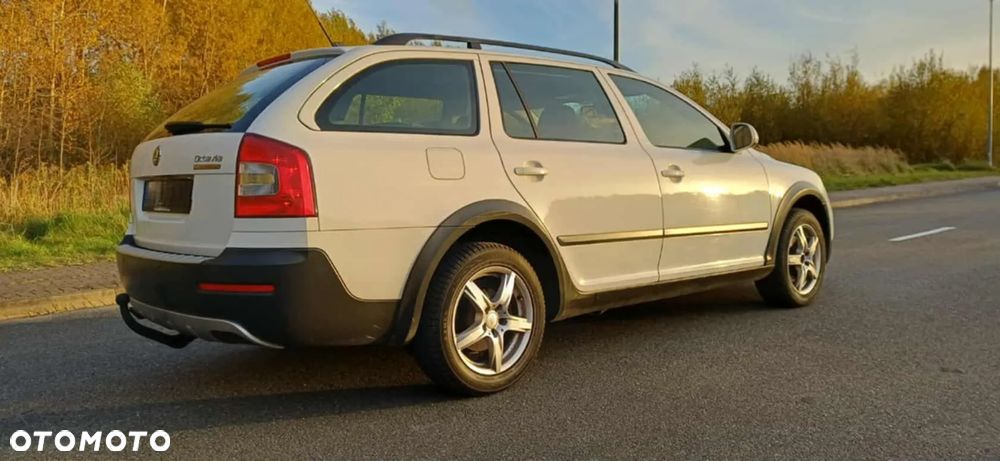 Skoda Octavia ver-combi-2-0-tdi-dpf-4x4-dsg-scout - 11