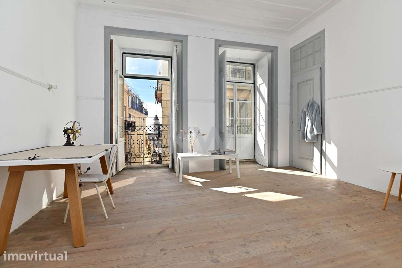 Apartamento T4 para Recuperar na Bica, Misericórdia – Localização Únic - Grande imagem: 2/40