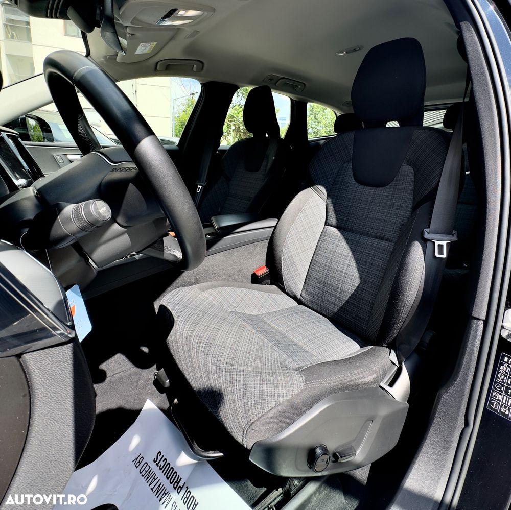 Volvo XC 60 B4 MHEV AT AWD Plus Dark - 11