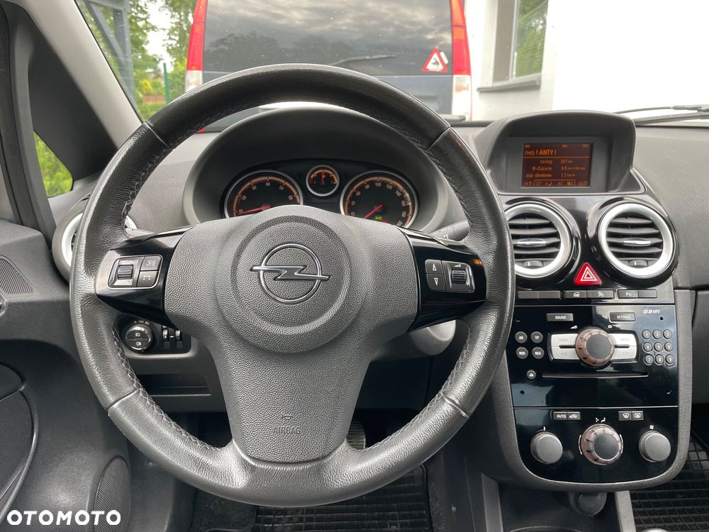 Opel Corsa 1.4 16V Cosmo - 9