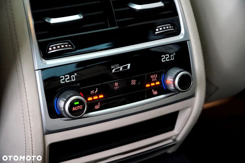 BMW Seria 7 750i xDrive sport - 23