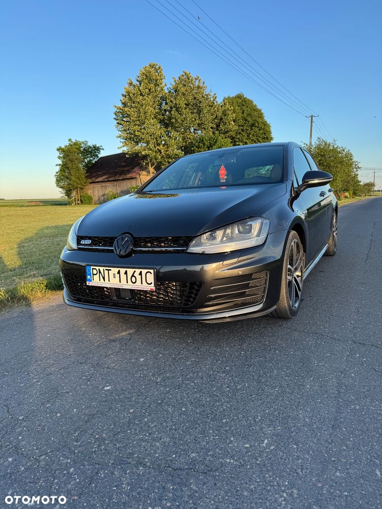 Volkswagen Golf - 1