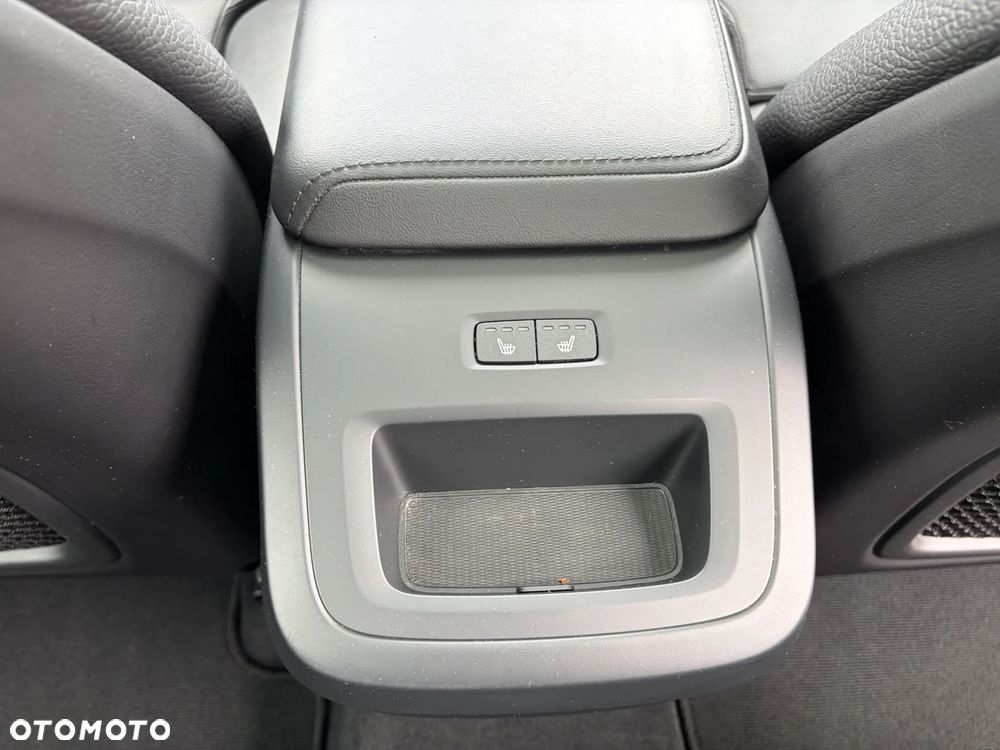 Volvo XC 60 B4 D Plus Dark - 29