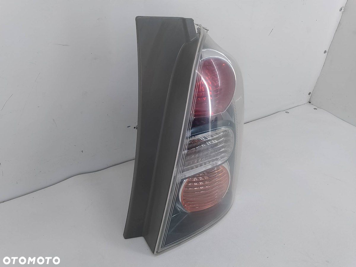 LAMPA TYLNA PRAWA TOYOTA COROLLA VERSO II 2.2 D-4D - 4