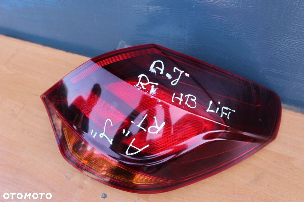 LAMPA PRAWY TYŁ W BŁOTNIK OPEL ASTRA J LIFT HATCHBACK - 2