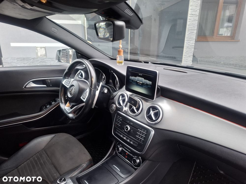 Mercedes-Benz CLA 180 7G-DCT Orange Art Edition - 14
