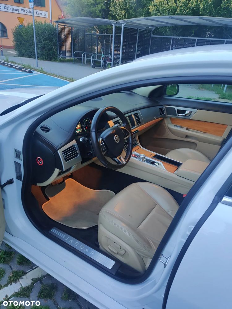 Jaguar XF 2.2 D Luxury - 4