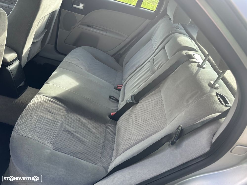 Ford Mondeo 2.0 TDCi Ghia - 13