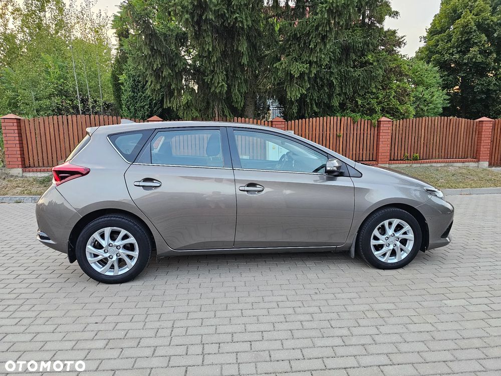 Toyota Auris 1.6 Premium - 24